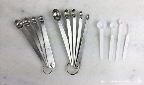 From right to left; Fox Run's 4-spoon set, NorPro's 5-spoon set, and plastic gram-based scoops (1g, 0.5g, 0.1g, and 0.05g).